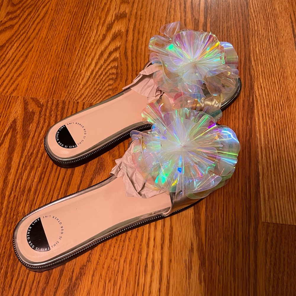 Intentionally Blank iridescent slides US Women’s size 9